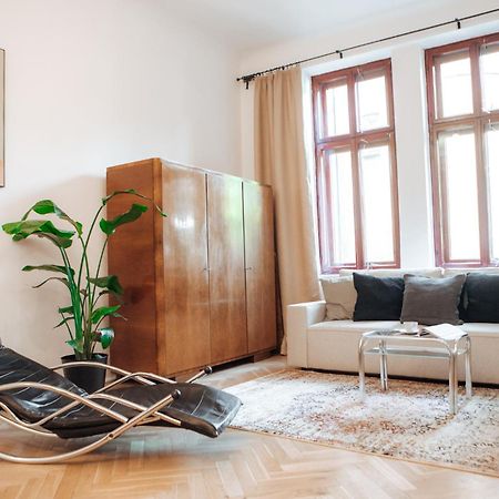 Ferienwohnung Oomph Vintage 2Br Gem Steps From Politechnika Warschau Exterior foto